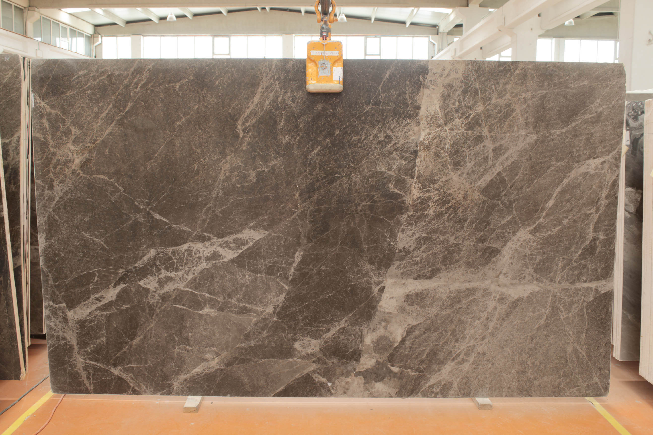 DARK EMPARADOR BLACK OLIVE 2 CM POLISHED