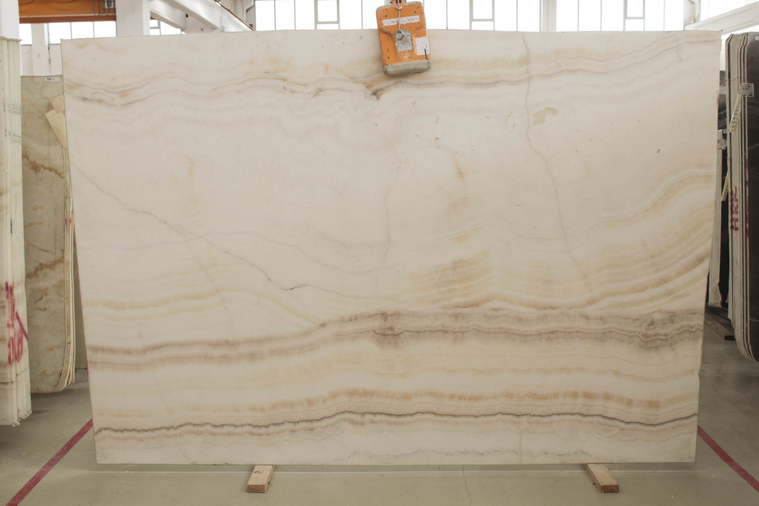 WHITE WEINCUT ONYX 2 CM POLISHED