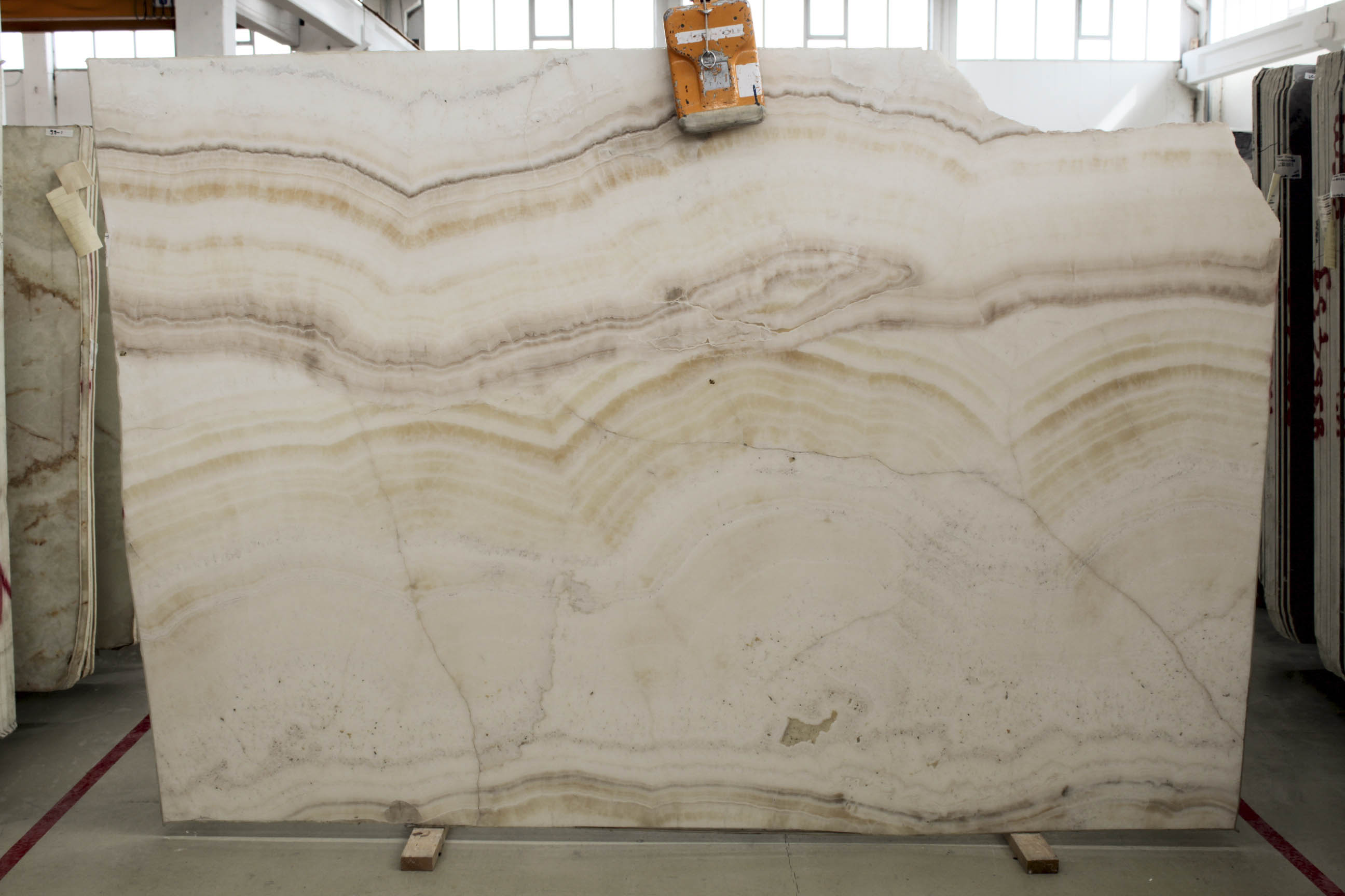 WHITE WEINCUT ONYX 2 CM POLISHED